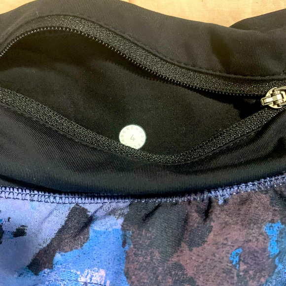 Lululemon speed shorts size 4 with 2.5” inseam - Picture 3 of 4